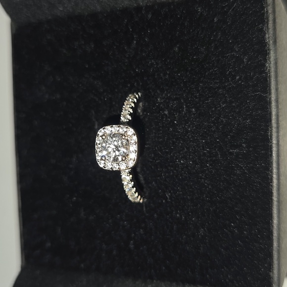 Engagement ring - Picture 2 of 4